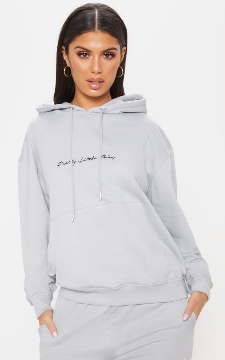 Mejores ofertas e historial de precios de PRETTYLITTLETHING Dove Grey  Embroidered Oversized Hoodie en